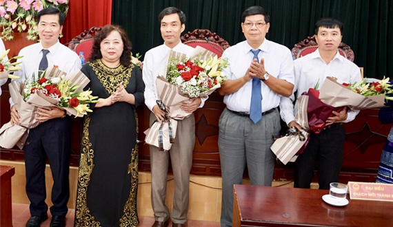 Chủ tịch HĐND thành phố Hà Nội Nguyễn Thị Bích Ngọc dự kỳ họp HĐND  thị xã Sơn Tây