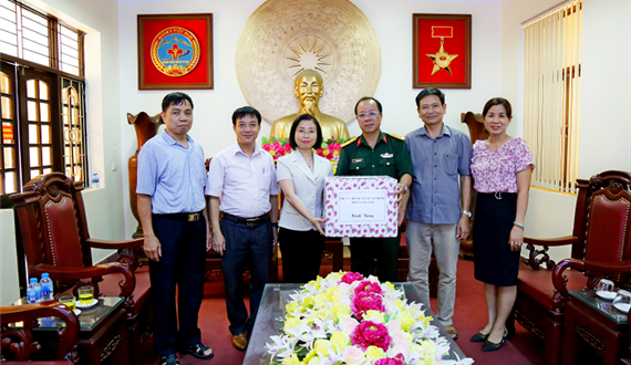 Bí thư Thị ủy Sơn Tây thăm hỏi, tặng quà nhân Ngày Thương binh liệt sĩ 27-7