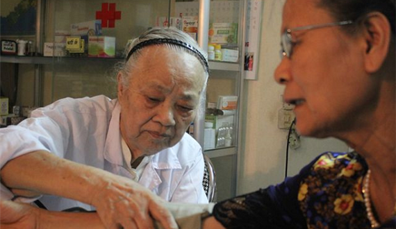 Tỏa sáng tấm gương gần 30 năm chữa bệnh từ thiện