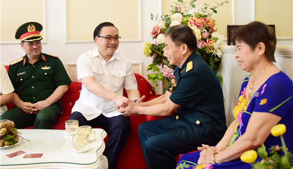 Bí thư Thành ủy Hà Nội Hoàng Trung Hải thăm, tặng quà gia đình người có công quận Thanh Xuân