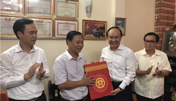 Phó Chủ tịch Thường trực HĐND Thành phố tặng quà cho gia đình thương binh quận Nam Từ Liêm