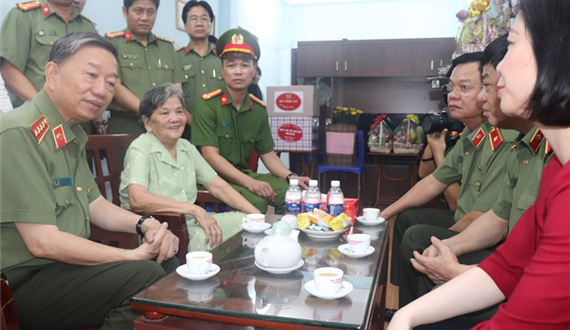 Bộ trưởng Bộ Công an thăm hỏi, tặng quà thân nhân Liệt sỹ công an nhân dân tại quận Long Biên