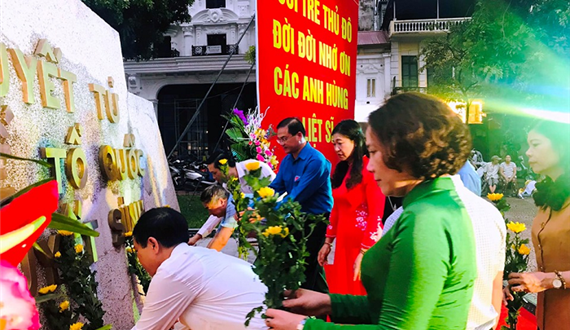 Lễ thắp nến tri ân các anh hùng liệt sỹ tại Tượng đài Cảm Tử
