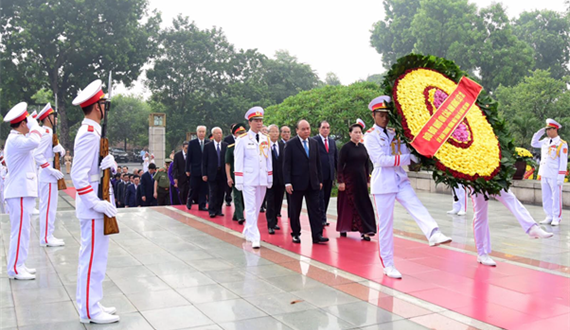 Lãnh đạo Đảng, Nhà nước và thành phố Hà Nội tưởng niệm Anh hùng liệt sĩ và viếng Chủ tịch Hồ Chí Minh