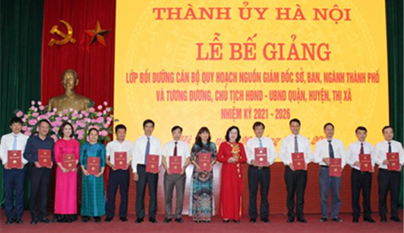 Bế giảng lớp bồi dưỡng cán bộ quy hoạch nguồn giám đốc sở, ngành và tương đương