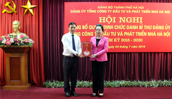 Phó Bí thư Thường trực Thành ủy trao Quyết định cán bộ tại Tổng Công ty đầu tư và phát triển nhà Hà Nội