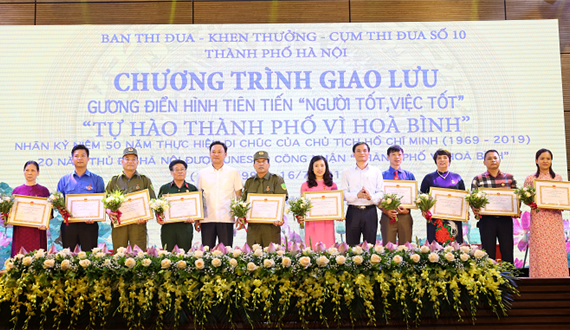 Gương sáng học tập Bác Hồ hết lòng phục vụ Nhân dân