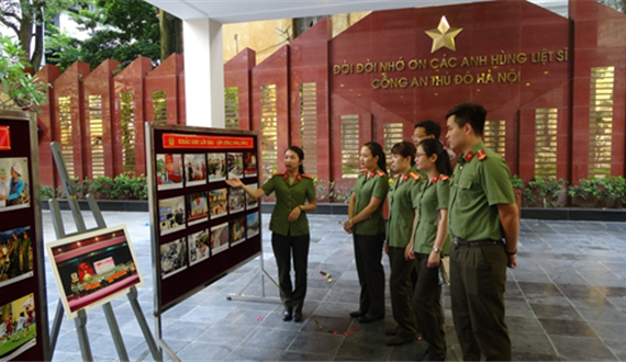 Khai mạc triển lãm chủ đề “Công an Thủ đô khắc ghi lời Bác”