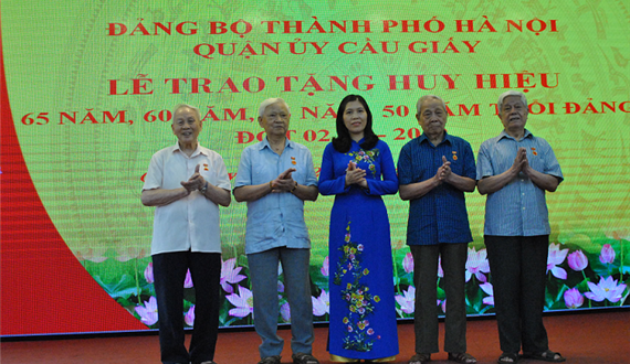 Quận Cầu Giấy trao tặng Huy hiệu Đảng đợt 2-9