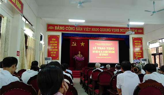 Huyện ủy Đan Phượng trao Huy hiệu 60, 55, 50 năm tuổi Đảng đợt 2-9
