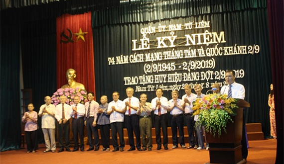 Quận ủy Nam Từ Liêm trao tặng Huy hiệu Đảng đợt 2-9 cho 196 đảng viên