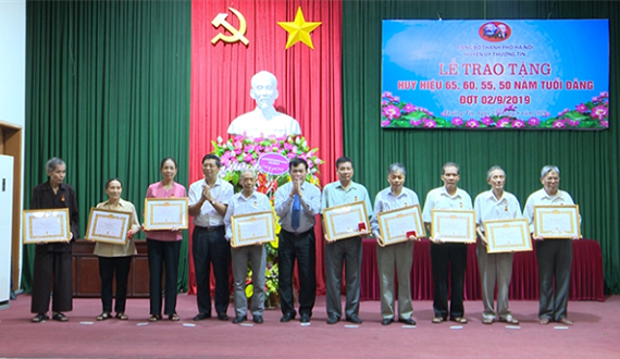 212 đảng viên của Đảng bộ huyện Thường Tín nhận Huy hiệu Đảng đợt 2-9