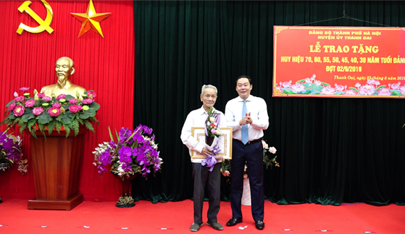 Huyện ủy Thanh Oai trao tặng Huy hiệu Đảng cho 140 đảng viên thuộc Đảng bộ Huyện