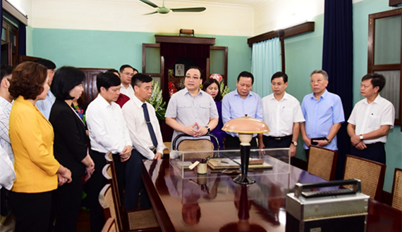 Bí thư Thành ủy Hoàng Trung Hải dâng hương tưởng nhớ Chủ tịch Hồ Chí Minh