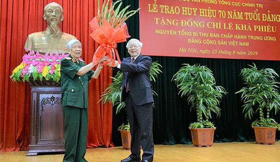 Tổng Bí thư, Chủ tịch nước Nguyễn Phú Trọng trao Huy hiệu 70 năm tuổi Đảng tặng nguyên Tổng Bí thư Lê Khả Phiêu