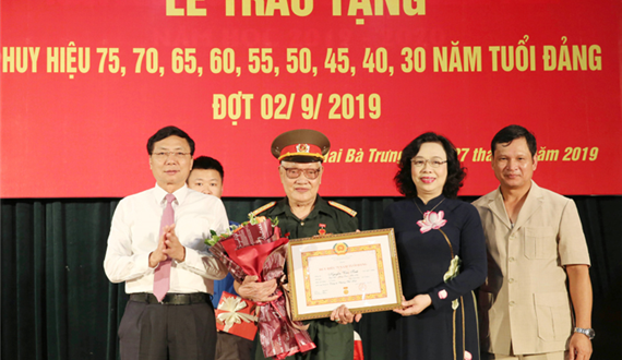 Phó Bí thư Thường trực Thành ủy trao Huy Hiệu Đảng cho đảng viên lão thành quận Hai Bà Trưng
