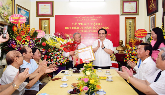 Bí thư Thành uỷ Hà Nội Hoàng Trung Hải trao Huy hiệu 75 tuổi Đảng cho các đồng chí Vũ Oanh, Dương Văn Phúc