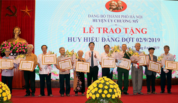 Huyện Chương Mỹ có 232 Đảng viên được trao tặng Huy hiệu Đảng đợt 2-9