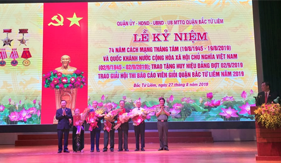 Giám đốc Công an Thành phố trao Huy hiệu Đảng tại quận Bắc Từ Liêm