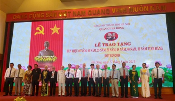 Quận ủy Hà Đông trao tặng Huy hiệu Đảng đợt 2-9