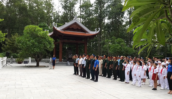 Hội Cựu chiến binh và Đoàn TNCS Hồ Chí Minh quận Thanh Xuân báo công dâng Bác
