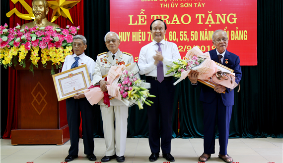 Thị xã Sơn Tây: 221 đảng viên được nhận Huy hiệu Đảng đợt 2-9