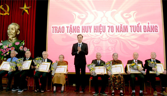 Phó Bí thư Thành ủy Hà Nội Đào Đức Toàn trao tặng Huy hiệu 75, 70 năm tuổi Đảng cho 15 đảng viên quận Hoàn Kiếm