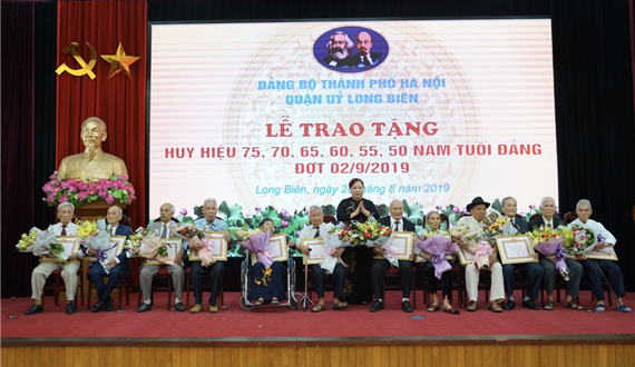 Phó Bí thư Thành ủy Nguyễn Thị Bích Ngọc trao Huy hiệu Đảng tại quận Long Biên