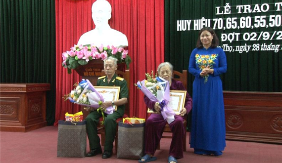 Trưởng Ban Dân vận Thành ủy trao Huy hiệu Đảng tại huyện Phúc Thọ