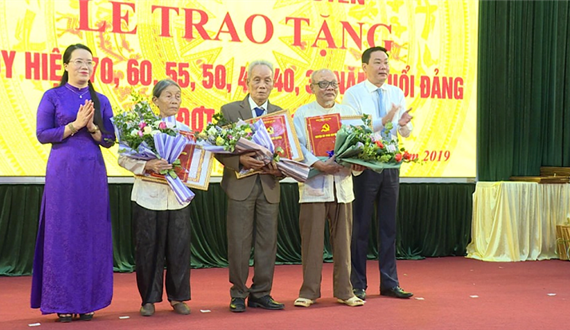 221 đảng viên đảng bộ huyện Phú Xuyên được trao tặng Huy hiệu Đảng đợt 2-9