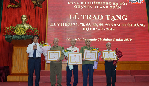 Phó Bí thư Thành ủy, Chủ tịch Nguyễn Đức Chung trao tặng Huy hiệu Đảng tại quận Thanh Xuân