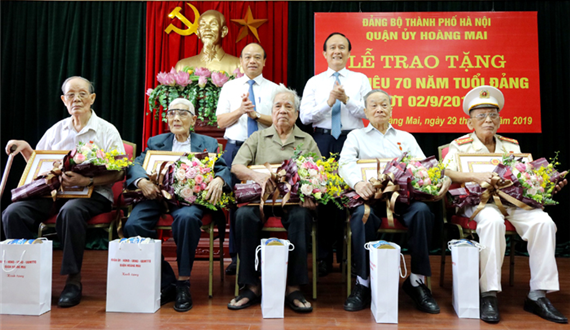 Phó Chủ tịch Thường trực  HĐND Thành phố Nguyễn Ngọc Tuấn trao Huy hiệu Đảng tại quận Hoàng Mai