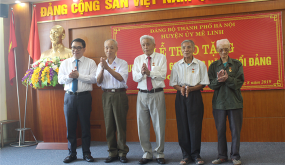 Huyện ủy Mê Linh tổ chức Lễ trao tặng Huy hiệu Đảng đợt 2-9