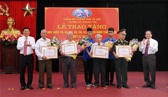 Trưởng Ban Tổ chức Thành ủy trao Huy hiệu Đảng tại huyện Thanh Trì
