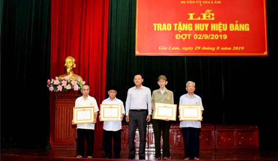 237 đảng viên của Đảng bộ huyện Gia Lâm được trao tặng Huy hiệu Đảng đợt 2-9