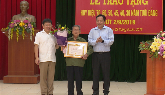 Trưởng Ban Tuyên giáo Thành uỷ trao tặng Huy hiệu Đảng tại huyện Sóc Sơn