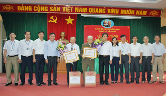 Trưởng Ban Tuyên giáo Thành uỷ Hà Nội Nguyễn Văn Phong trao tặng Huy hiệu 70 năm tuổi Đảng tại huyện Đông Anh