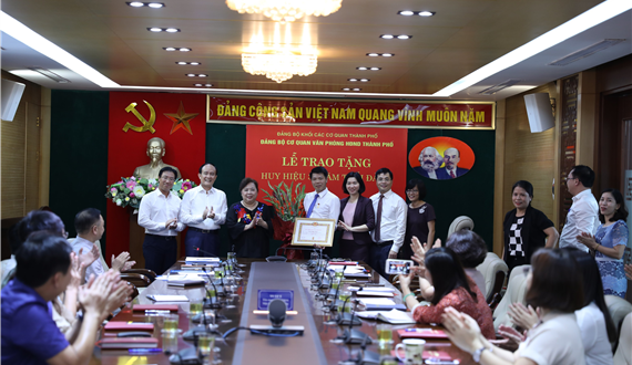Phó Bí thư Thành ủy Nguyễn Thị Bích Ngọc trao Huy hiệu Đảng cho đảng viên cơ quan HĐND Thành phố