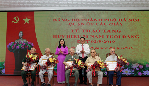 Quận Cầu Giấy trao tặng Huy hiệu Đảng đợt 2-9