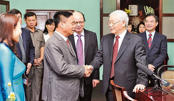 Tổng Bí thư, Chủ tịch nước Nguyễn Phú Trọng, Thủ tướng Nguyễn Xuân Phúc dâng hương tưởng niệm Chủ tịch Hồ Chí Minh
