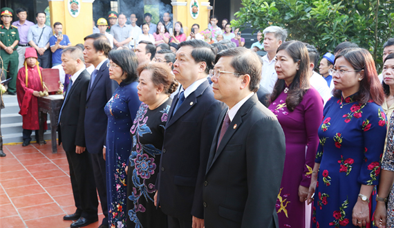 Dâng hương tưởng nhớ cụ Bùi Bằng Đoàn tại quê nhà huyện Ứng Hoà