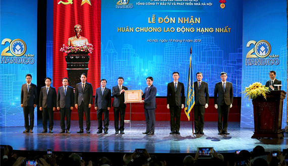 Tổng Công ty Đầu tư và phát triển nhà Hà Nội đón nhận Huân chương Lao động hạng Nhất