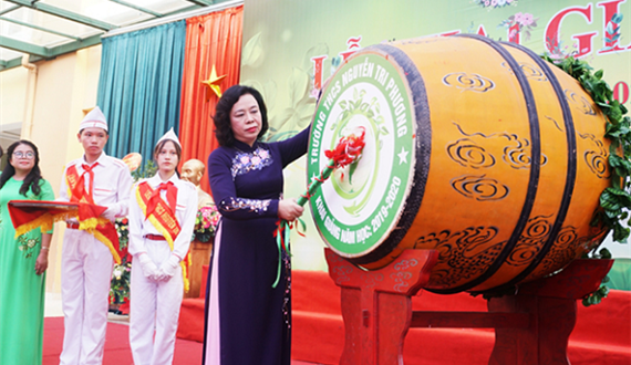 Phó Bí thư Thường trực Thành ủy Ngô Thị Thanh Hằng dự khai giảng tại trường THCS Nguyễn Tri Phương