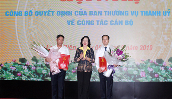 Trao Quyết định điều động, chuẩn y 2 Phó Bí thư Quận ủy Long Biên