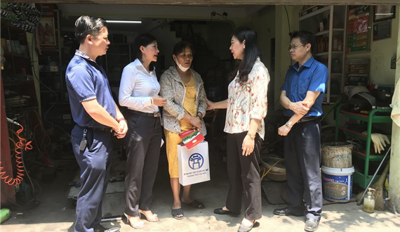 Chủ tịch Uỷ ban MTTQ Việt Nam thành phố Hà Nội thăm, hỗ trợ các gia đình bị ảnh hưởng bởi vụ cháy Công ty Cổ phần Bóng đèn phích nước Rạng Đông