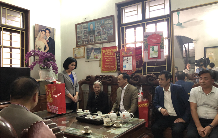 Phó Chủ tịch HĐND Thành phố Phùng Thị Hồng Hà tặng quà Tết cho các gia đình chính sách huyện Đông Anh