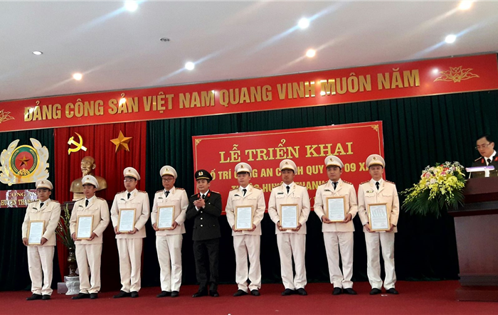 Công bố Quyết định bố trí công an chính quy đảm nhiệm các chức danh công an xã