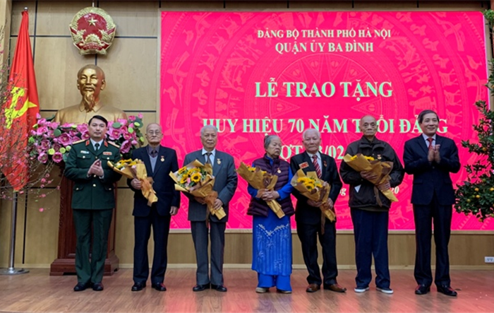 Quận Ba Đình tổ chức Lễ trao tặng Huy hiệu 70 năm tuổi Đảng đợt 03-02