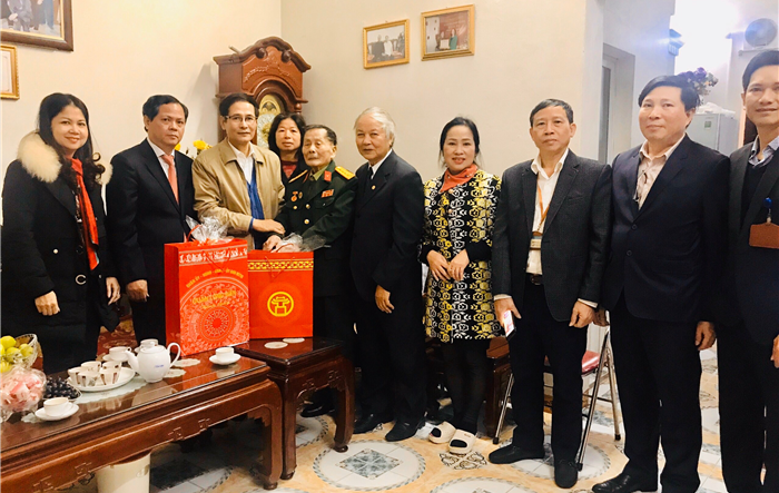Trưởng ban Nội chính Thành ủy Nguyễn Quang Huy thăm, tặng quà tại quận Long Biên