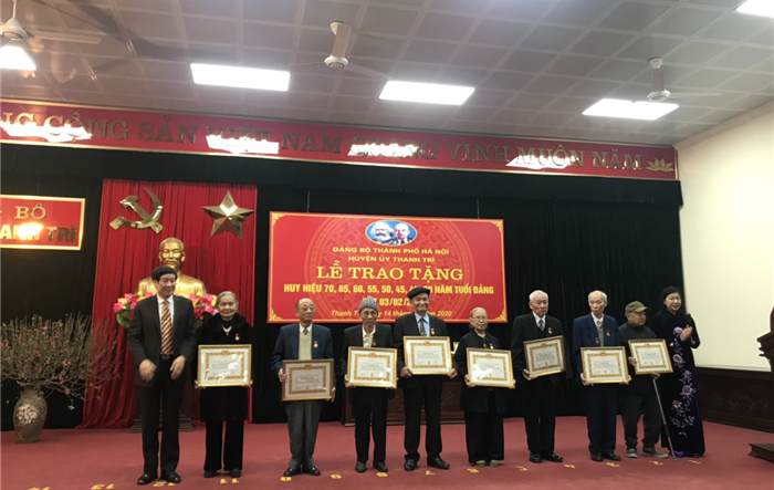 Chủ tịch Ủy ban MTTQ Việt Nam Thành phố trao Huy hiệu Đảng tại huyện Thanh Trì 